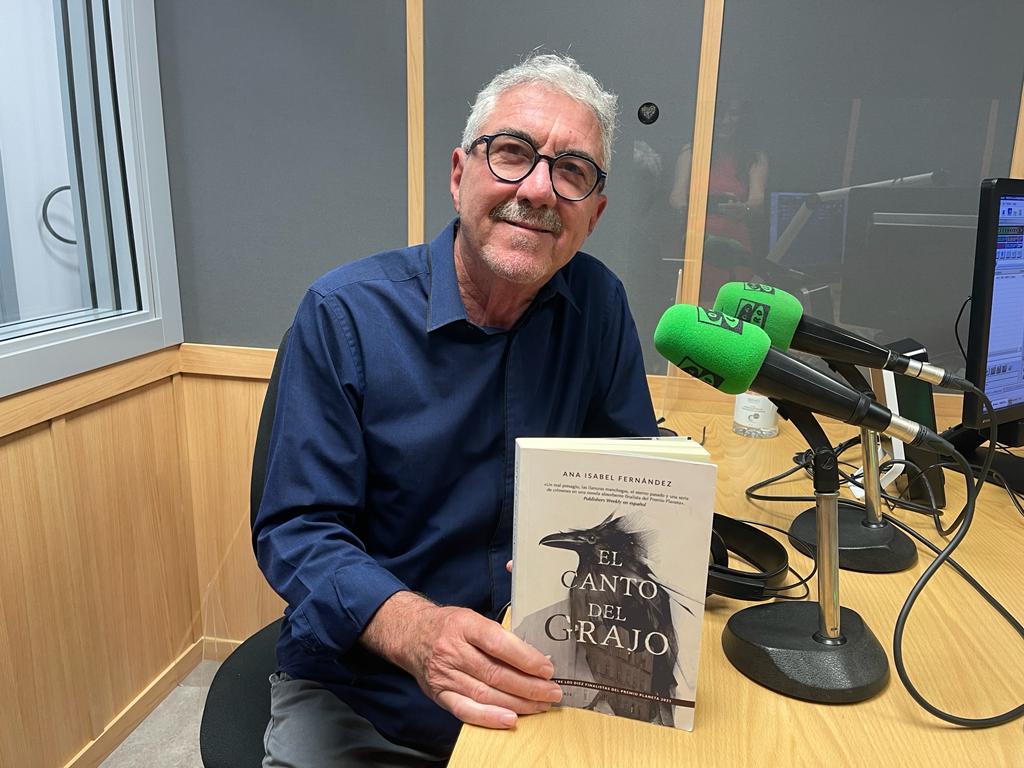 Manuel Avilés bucea entre muertes violentas, crisis económicas y anhelos familiares en 'El canto del Grajo' Manuel Avilés bucea entre muertes violentas, crisis económicas y anhelos familiares en 'El canto del Grajo'