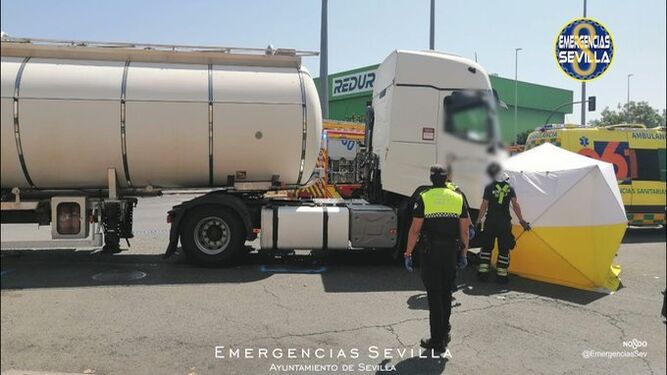 Muere al ser atropellado por un camión cisterna Muere al ser atropellado por un camión cisterna