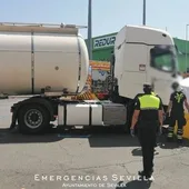 Efectivos policiales y sanitarios intervienen tras el atropello de un ciclista en La Negrilla Efectivos policiales y sanitarios intervienen tras el atropello de un ciclista en La Negrilla