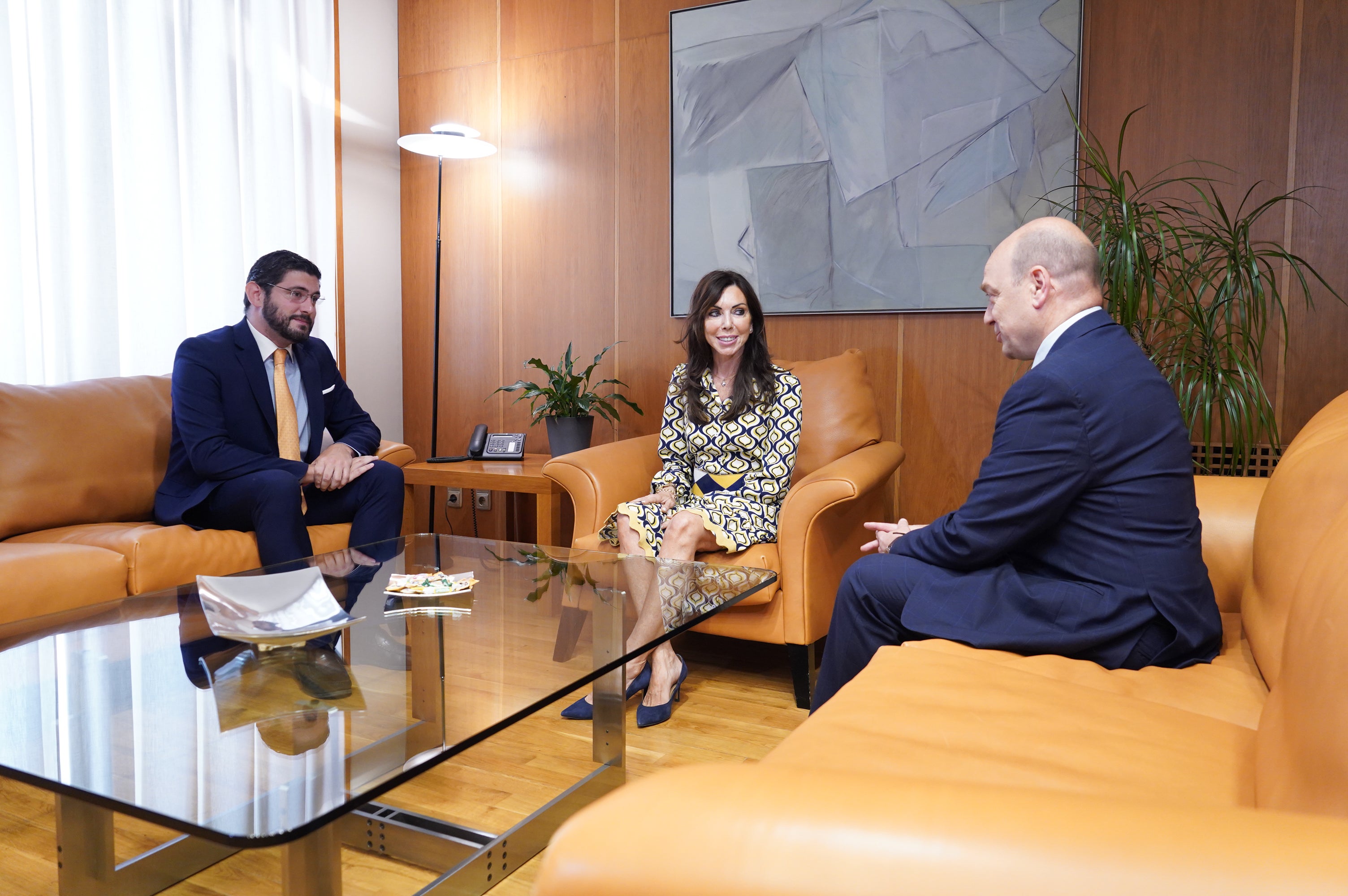 Vox se ofrece a Azcón para formar gobierno con el PP Vox se ofrece a Azcón para formar gobierno con el PP