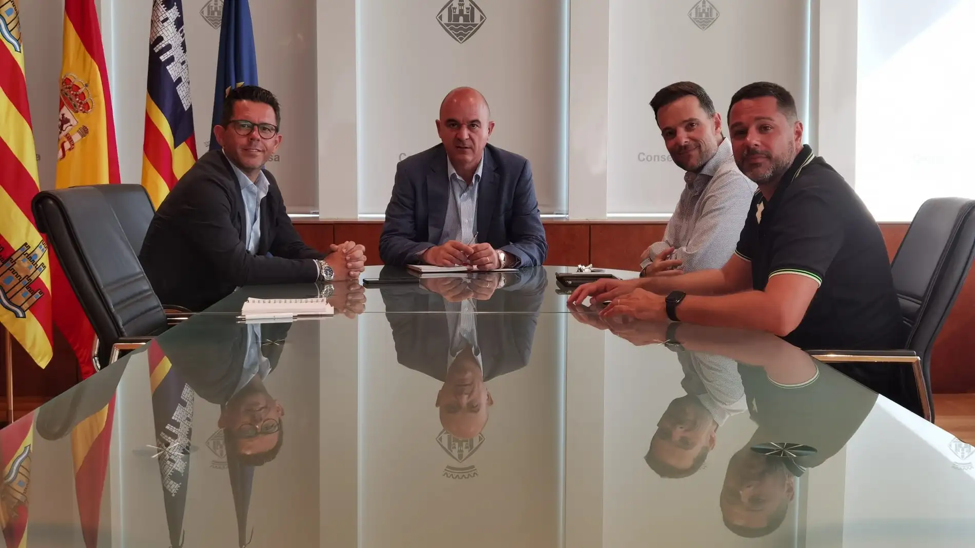 El presidente del Consell d'Eivissa Vicent Marí y el alcalde de Eivissa, Rafa Triguero acuerdan impulsar el inicio de la reconversión del EI-10