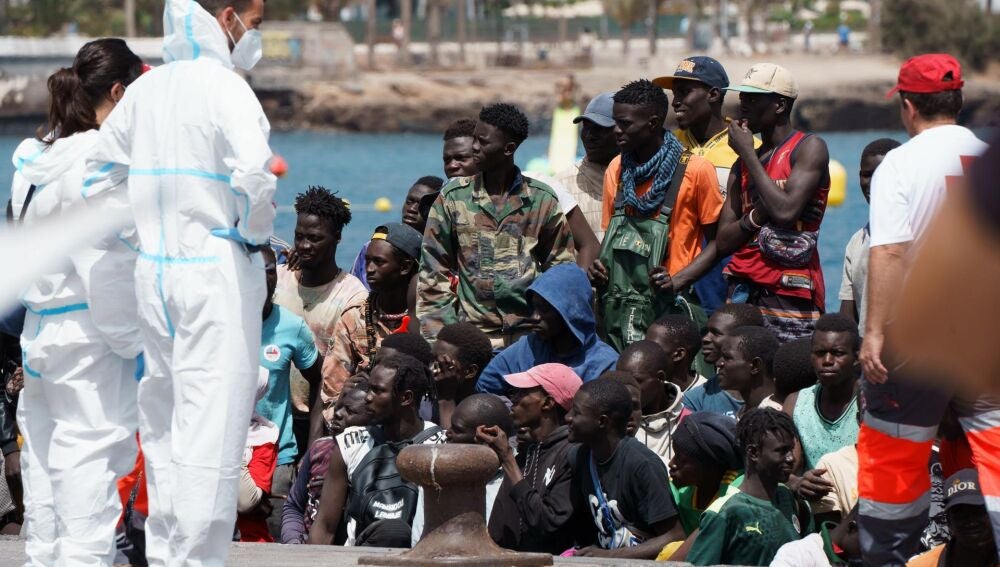 Parte del grupo de 157 migrantes rescatados al sur de Tenerife a su llegada al puerto de Los Cristianos