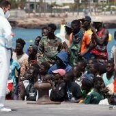 Parte del grupo de 157 migrantes rescatados al sur de Tenerife a su llegada al puerto de Los Cristianos