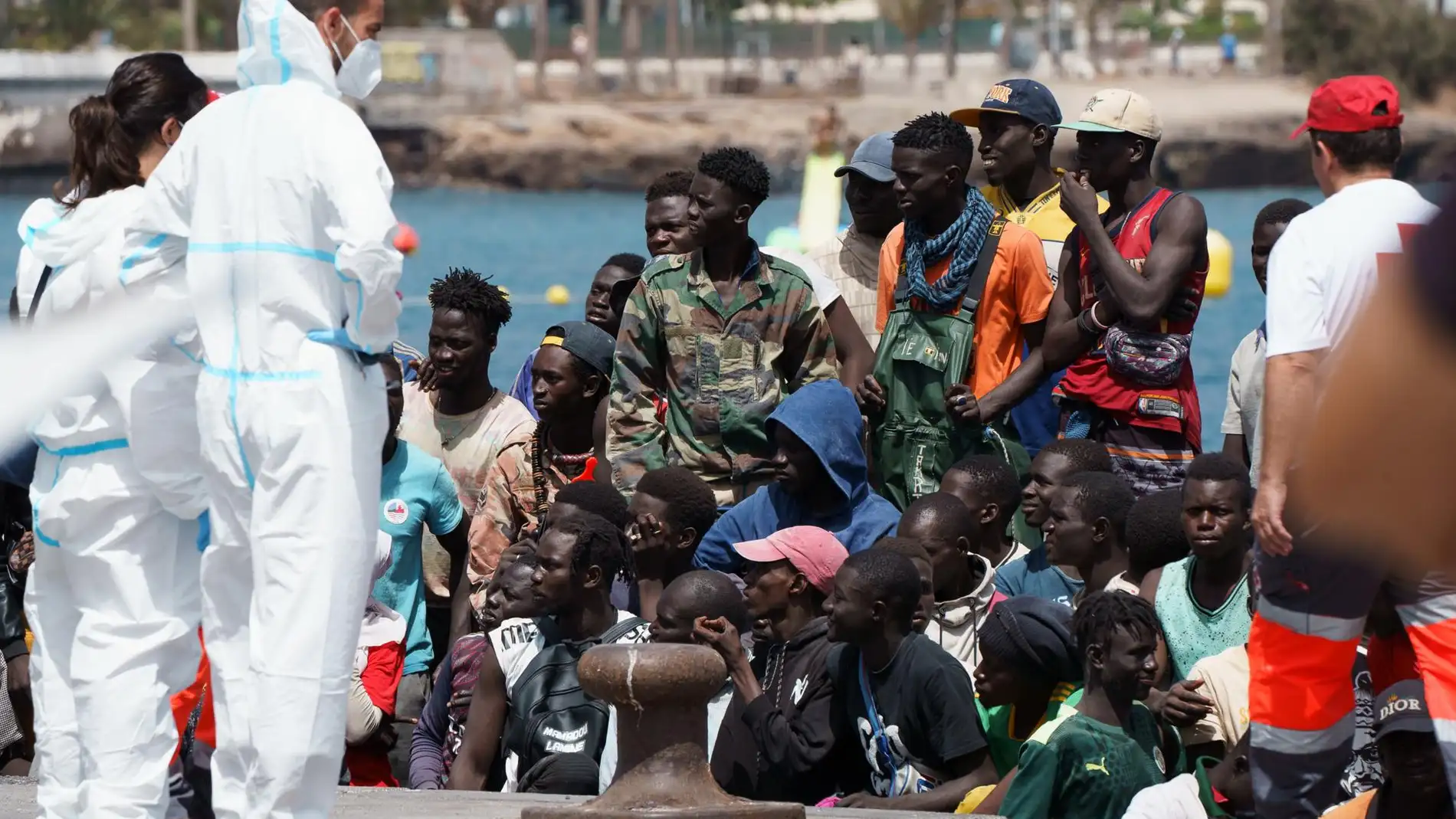 Parte del grupo de 157 migrantes rescatados al sur de Tenerife a su llegada al puerto de Los Cristianos
