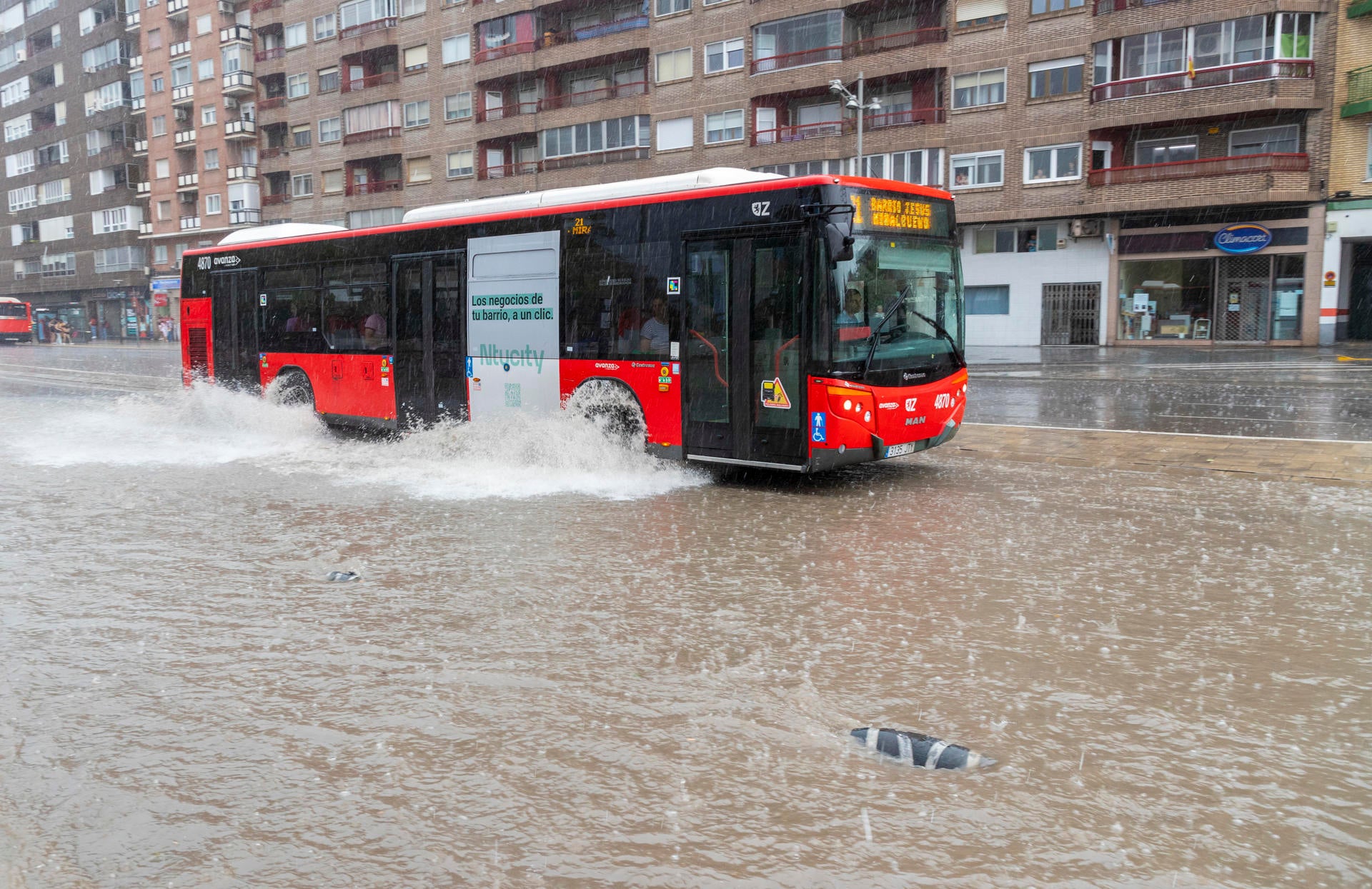 Una fuerte tormenta causa el caos en Zaragoza, con calles inundadas y personas atrapadas en sus coches Una fuerte tormenta causa el caos en Zaragoza, con calles inundadas y personas atrapadas en sus coches