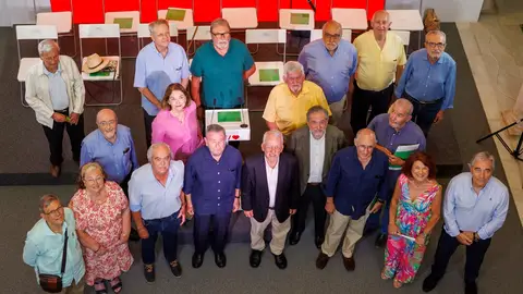 El presidente del PSOE-A, Manuel Pezzi, y el expresidente del Parlamento autonómico, Manuel Gracia (ambos en el centro), junto a históricos dirigentes del PSOE de Andalucía. Varios exministros de Felipe González firman un manifiesto en contra de "satanizar" a Pedro Sánchez
