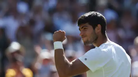 Carlos Alcaraz celebra su victoria en Wimbledon. Carlos Alcaraz celebra su victoria en Wimbledon.