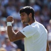 Carlos Alcaraz celebra su victoria en Wimbledon.