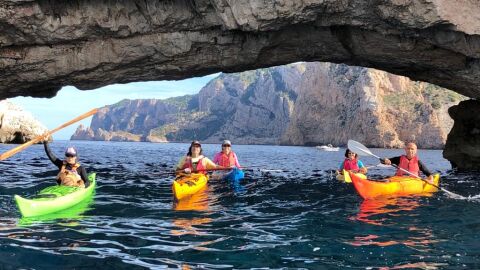 Excursi&oacute;n guiada en kayak en aguas de la isla de Ibiza