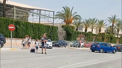 Ciudadanos cruzan la carretera que une Elche con Matola.
