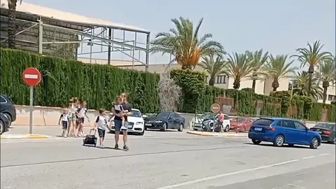 Ciudadanos cruzan la carretera que une Elche con Matola. Ciudadanos cruzan la carretera que une Elche con Matola.