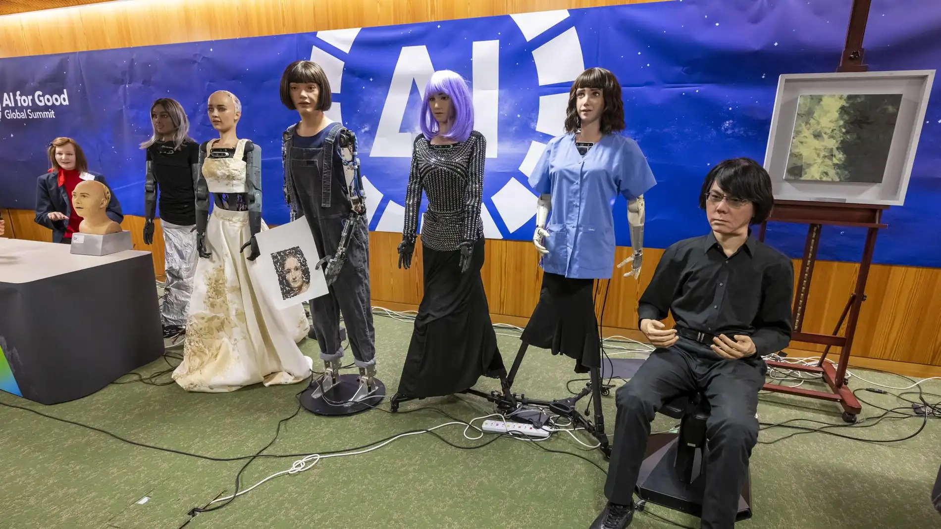 Los robots humanoides que han participado en la primera rueda de prensa de este tipo.