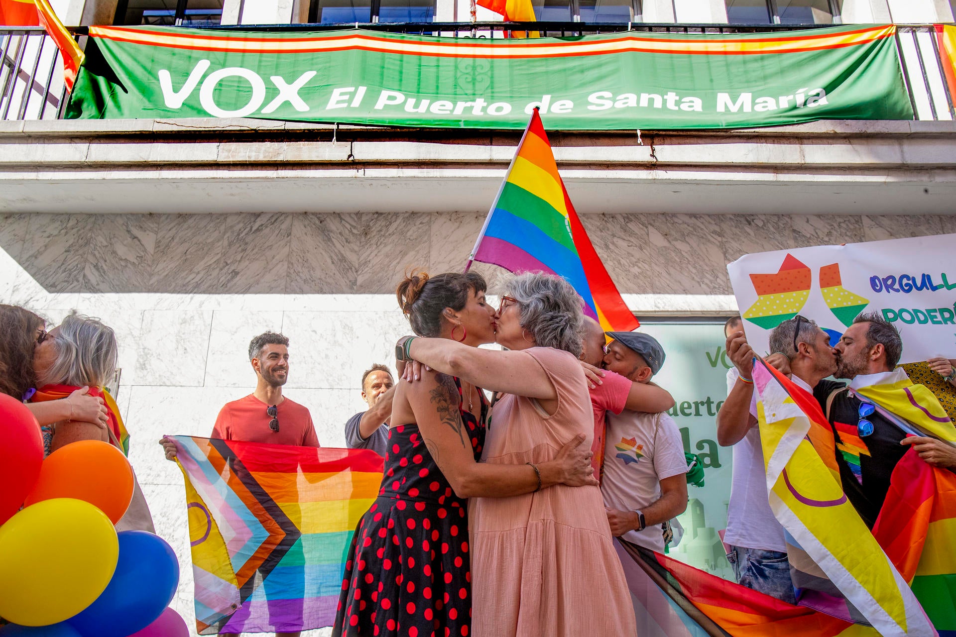 Adelante Andalucía celebra una besada LGTBIQ+ ante la sede de Vox en El Puerto de Santa María, en Cádiz Adelante Andalucía celebra una besada LGTBIQ+ ante la sede de Vox en El Puerto de Santa María, en Cádiz