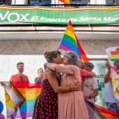 Las candidatas de Adelante Andalucía, Teresa Rodríguez y Pilar González, en la besada LGTBIQ+.