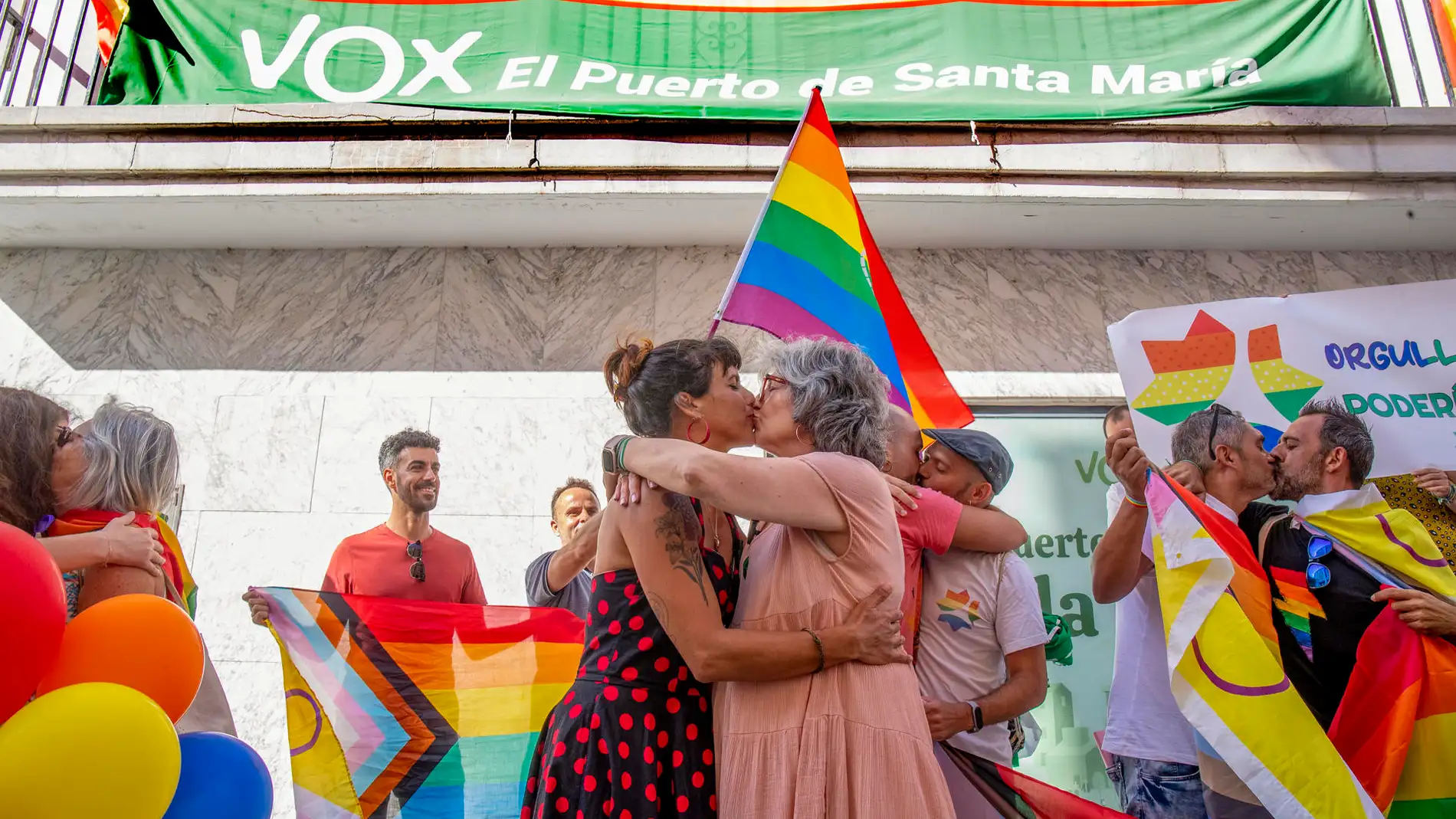 Las candidatas de Adelante Andalucía, Teresa Rodríguez y Pilar González, en la besada LGTBIQ+.