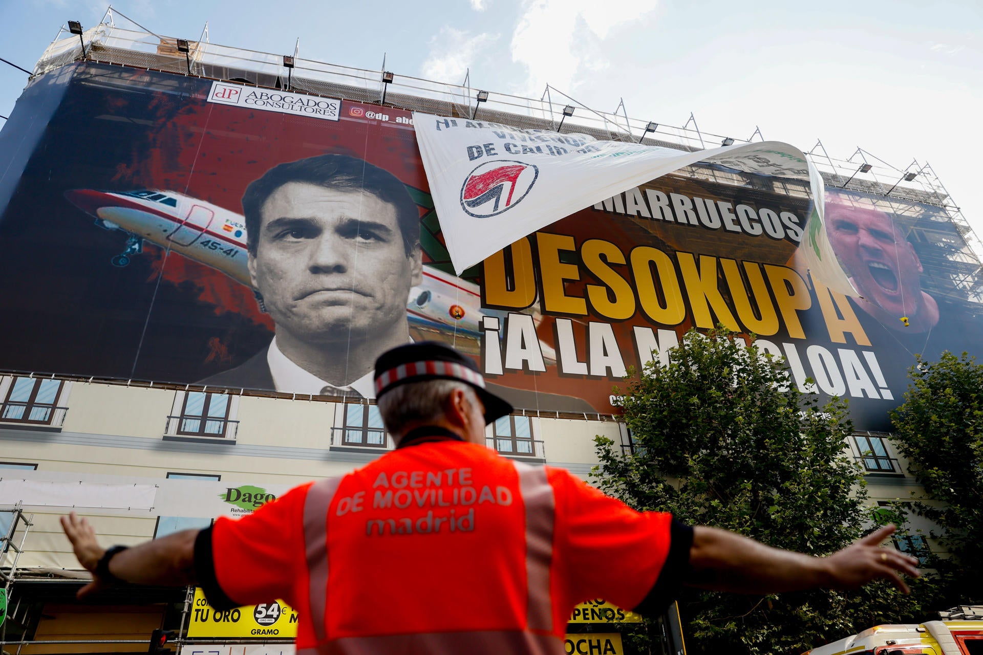Desokupa anuncia que retira la lona con la cara de Pedro Sánchez en Madrid pero finalmente la mantiene Desokupa anuncia que retira la lona con la cara de Pedro Sánchez en Madrid pero finalmente la mantiene