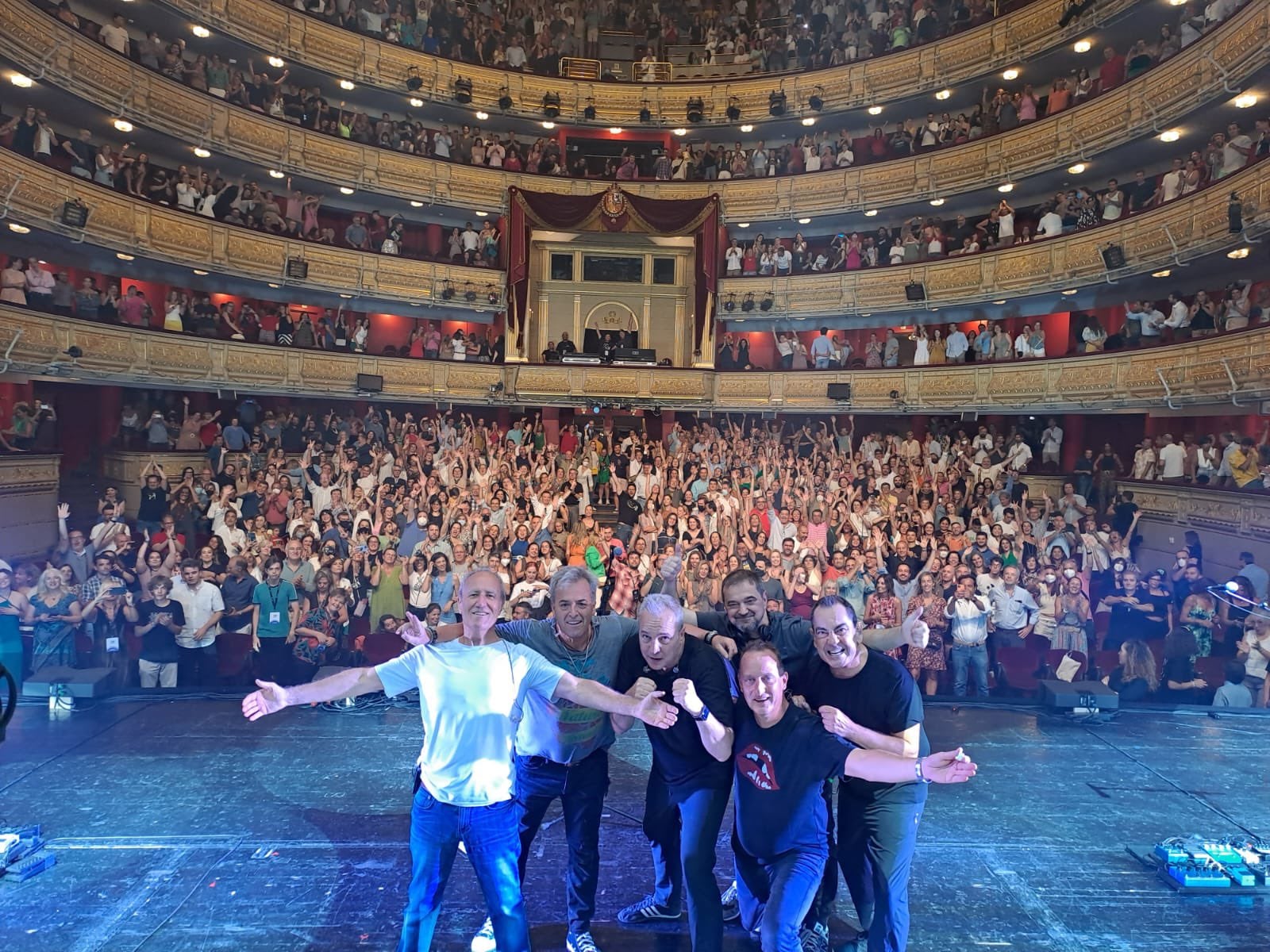 Dani Mezquita: "A Hombres G nos ilusiona ver a abuelos, padres e hijos en los conciertos" Dani Mezquita: "A Hombres G nos ilusiona ver a abuelos, padres e hijos en los conciertos"