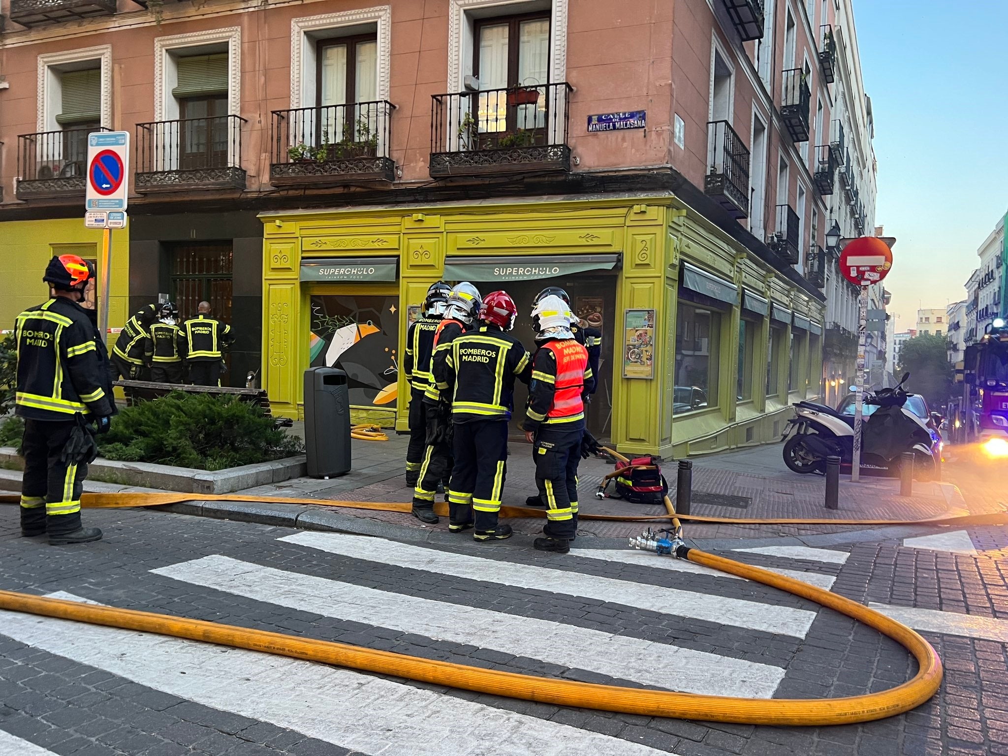 Seis atendidos por inhalación de humo por el incendio de una cocina en un restaurante de Malasaña Seis atendidos por inhalación de humo por el incendio de una cocina en un restaurante de Malasaña