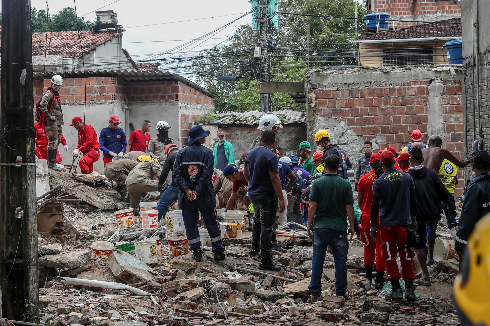 Ocho muertos y varios desaparecidos tras el derrumbe de un edificio en Brasil Ocho muertos y varios desaparecidos tras el derrumbe de un edificio en Brasil