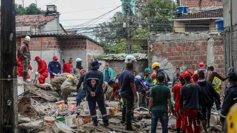Los bomberos han iniciado las labores de rescate entre los escombros del edificio. Los bomberos han iniciado las labores de rescate entre los escombros del edificio.