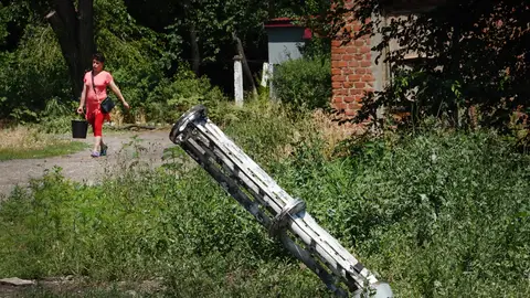 Así funcionan las bombas de racimo prohibidas en 100 países: ¿por qué son tan peligrosas? Restos de una bomba de racimo lanzada en la ciudad ucraniana de Slovianks.