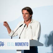 Aznar llama a cambiar el "narcisismo inútil" de Pedro Sánchez por la "competencia útil" de Feijóo