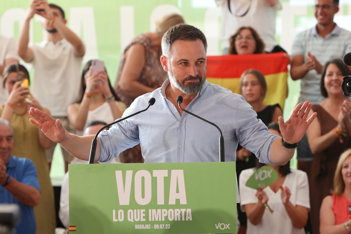 Encuestas: Vox cae bruscamente y pone en riesgo la mayoría absoluta con el PP Encuestas: Vox cae bruscamente y pone en riesgo la mayoría absoluta con el PP
