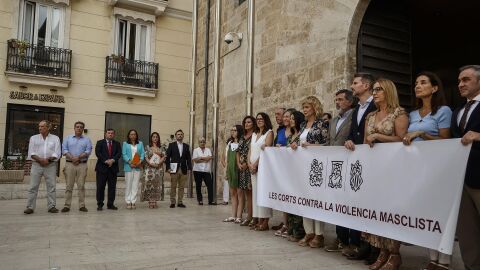 Les Corts se concentran contra la violencia machista con su presidenta fuera de la pancarta