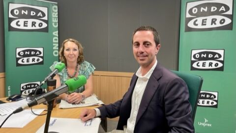 El presidente del consell de Mallorca, Lloren&ccedil; Galm&egrave;s, junto a la periodista Elka Dimitrova, en Onda Cero Mallorca