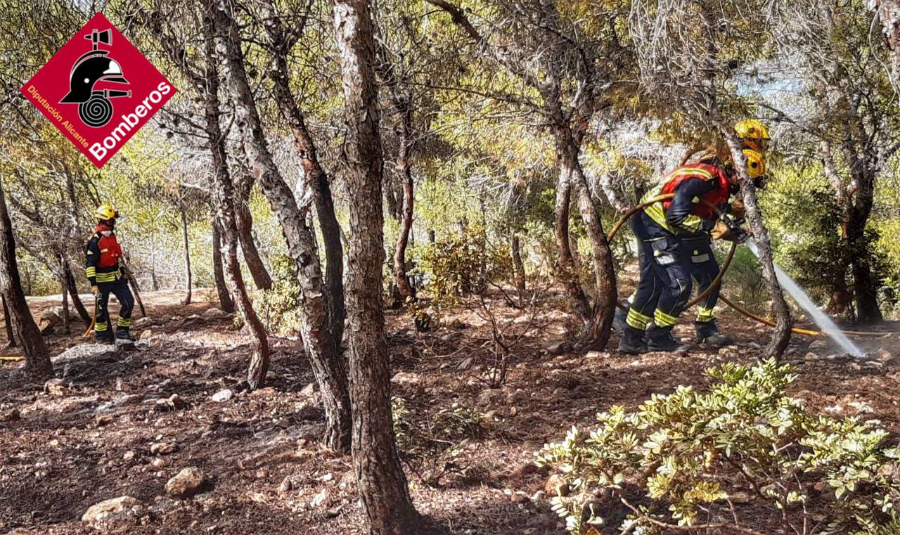 Un incendio quema 500 m2 de monte en Sierra Helada Un incendio quema 500 m2 de monte en Sierra Helada