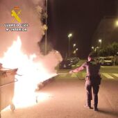 Dos investigados por la quema de 5 contenedores en Fraga