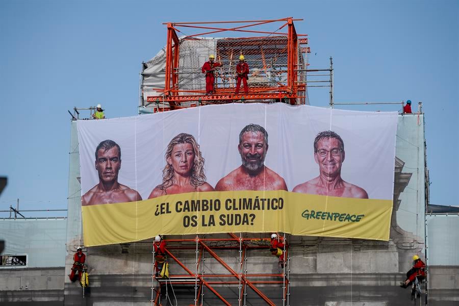 Greenpeace coloca una pancarta contra los candidatos: "¿El cambio climático os la suda?" Greenpeace coloca una pancarta contra los candidatos: "¿El cambio climático os la suda?"