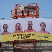 Greenpeace coloca una pancarta contra los candidatos: "¿El cambio climático os la suda?"