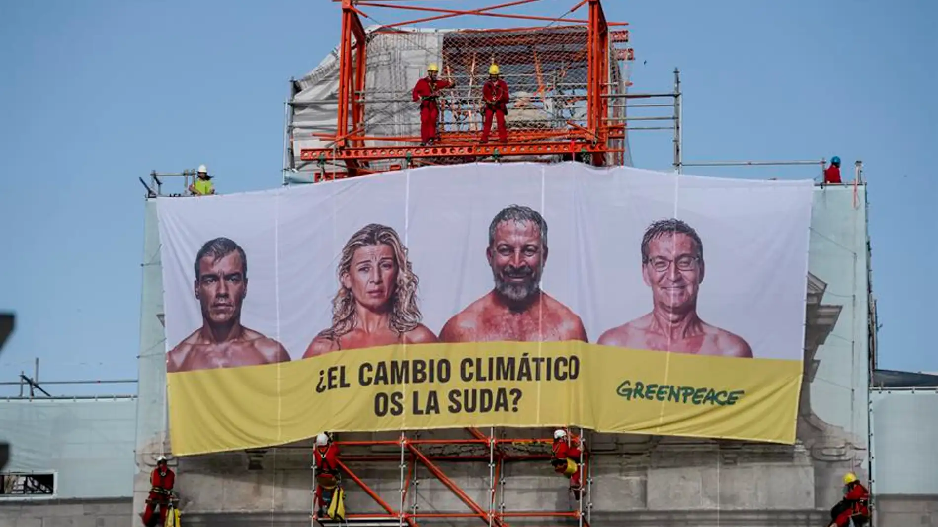 Greenpeace coloca una pancarta contra los candidatos: "¿El cambio climático os la suda?"