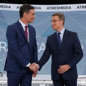 Pedro Sánchez y Alberto Núñez Feijóo se dan la mano durante el debate cara a cara en Atresmedia