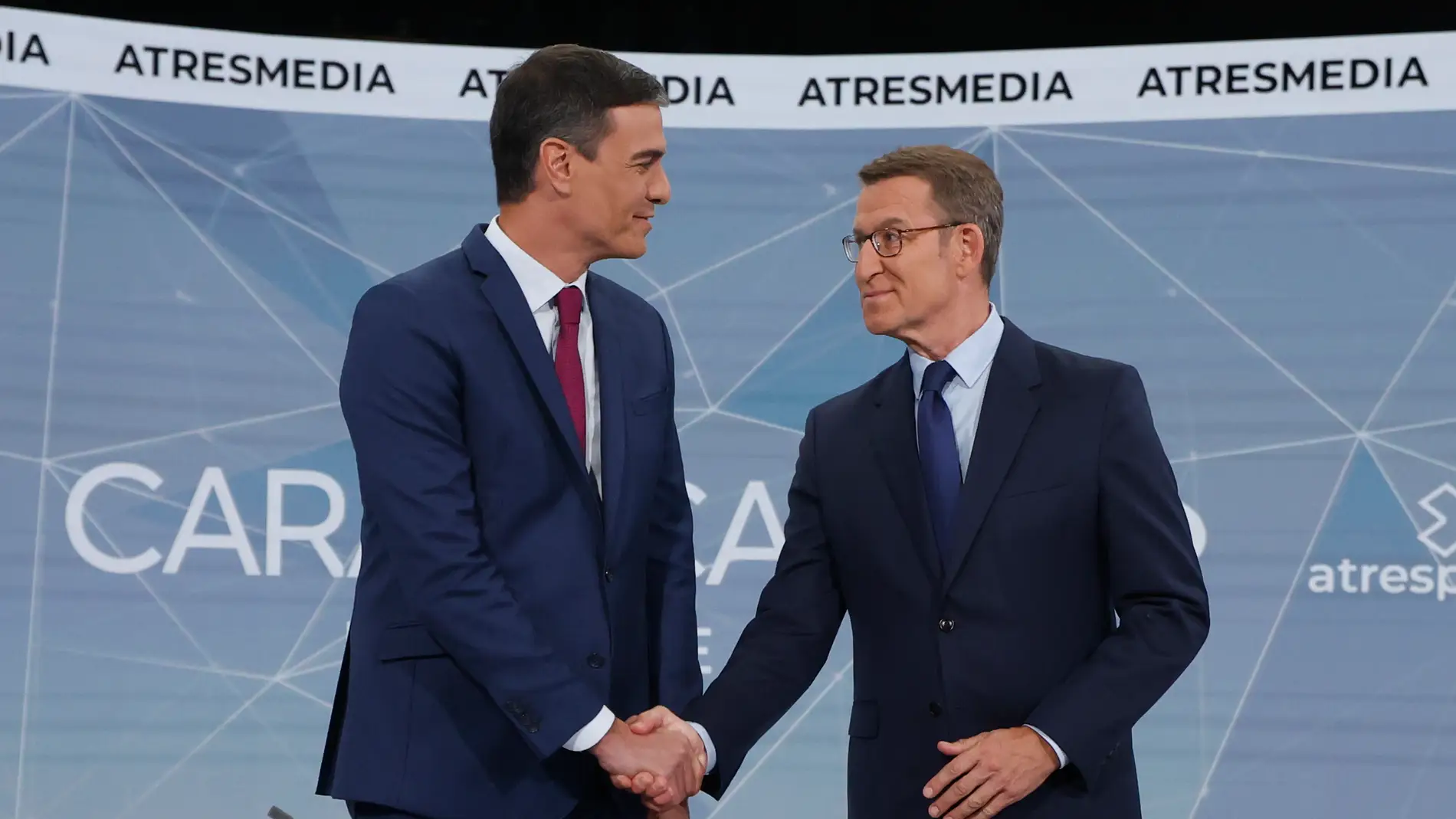 Pedro Sánchez y Alberto Núñez Feijóo se dan la mano durante el debate cara a cara en Atresmedia