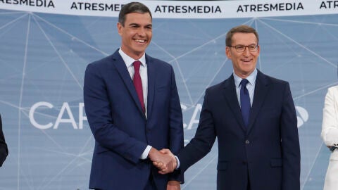 Los candidatos a la presidencia del Gobierno, el socialista Pedro S&aacute;nchez y el popular Alberto N&uacute;&ntilde;ez Feijoo, antes de iniciar el debate electoral.