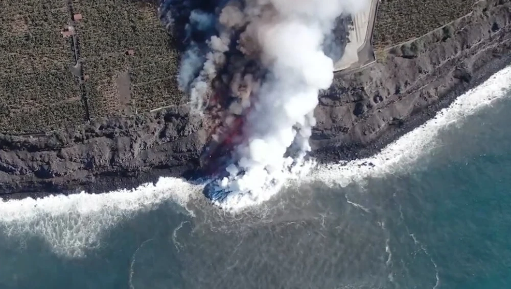 Lava llegando al mar en la costa de La Palma durante la erupción volcánica de Cumbre Vieja