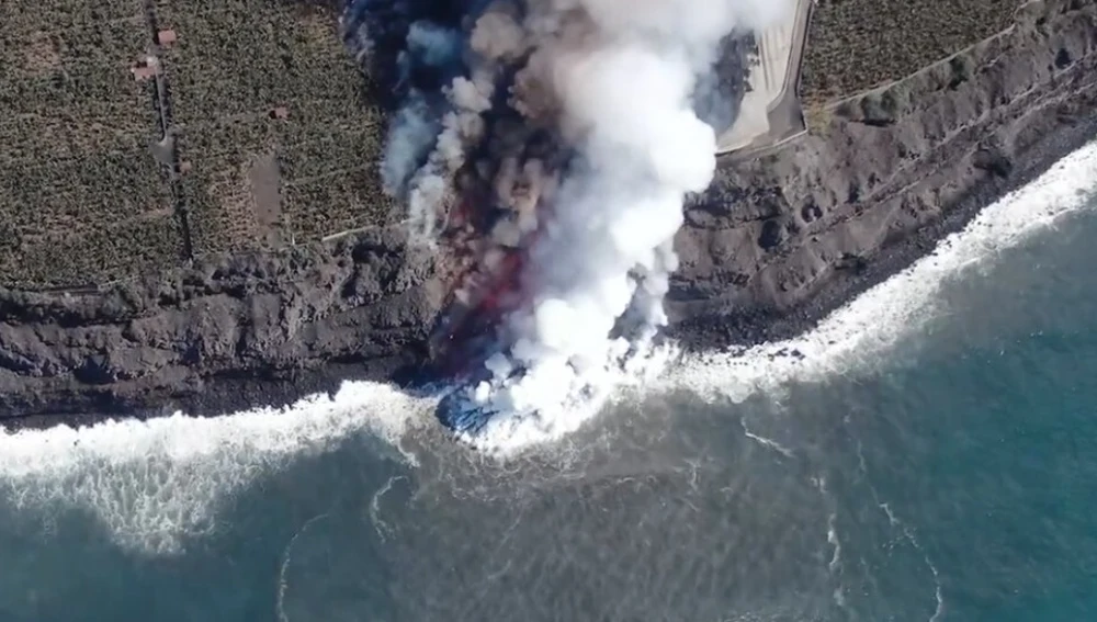 Lava llegando al mar en la costa de La Palma durante la erupción volcánica de Cumbre Vieja Lava llegando al mar en la costa de La Palma durante la erupción volcánica de Cumbre Vieja