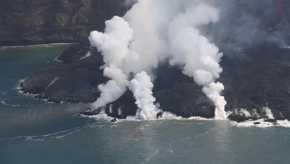 Coladas de lava llegando al mar en la costa de La Palma durante la erupción volcánica