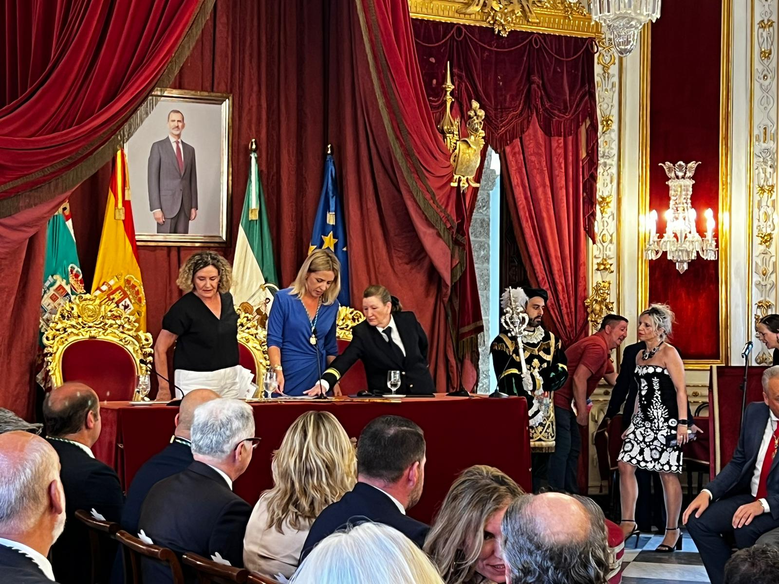 Almudena Martínez ya es presidenta de la Diputación de Cádiz Almudena Martínez ya es presidenta de la Diputación de Cádiz