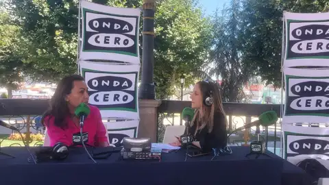 Maria Ramallo. alcaldesa de Marín en el programa especial de radio con motivo de las Fiestas del Carmen 23 Susana Pedreira y la alcaldesa de Marín durante el programa en directo desde la alameda de Marín