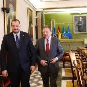 Adrián Barbón y Alfredo Canteli, en el salón de plenos del Ayuntamiento de Oviedo 