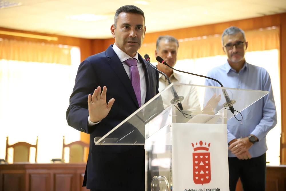 El Presidente del Cabildo de Lanzarote, Oswaldo Betacor se sube el sueldo 20.000 euros anuales. Cobrará 87.000 El Presidente del Cabildo de Lanzarote, Oswaldo Betacor se sube el sueldo 20.000 euros anuales. Cobrará 87.000