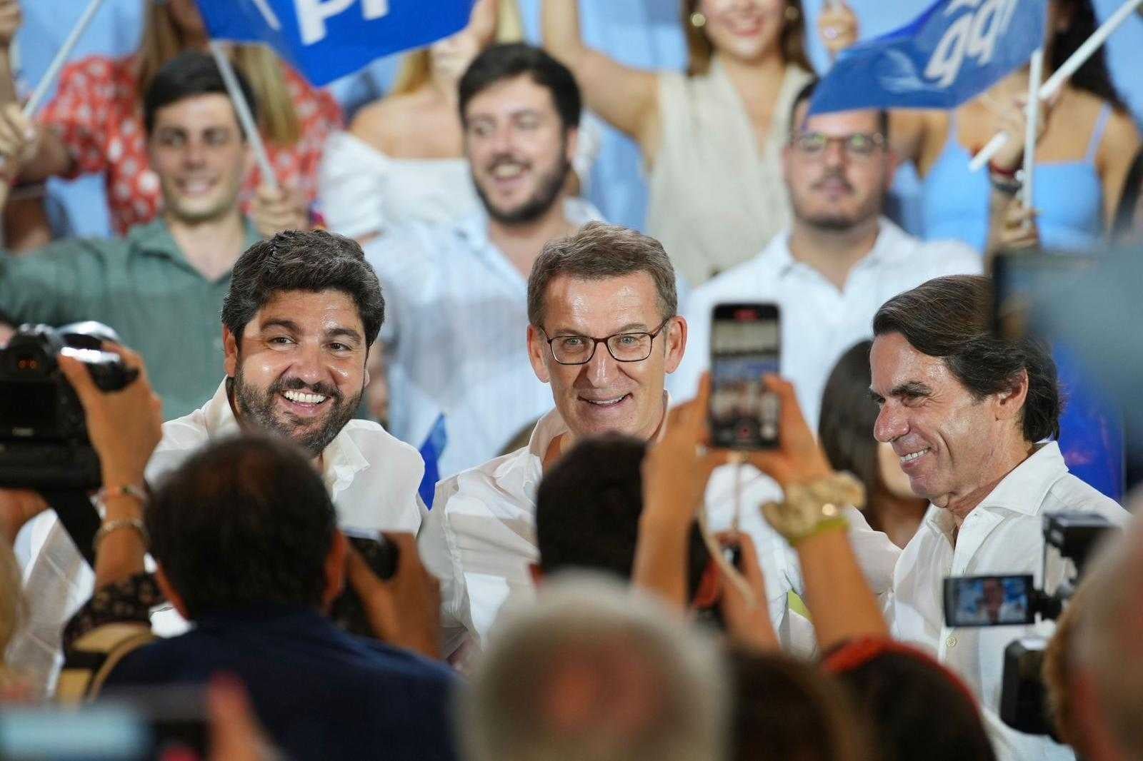 Feijóo señala a Vox como "aliado del sanchismo" tras el bloqueo en Murcia: "Lo pagará en las urnas" Feijóo señala a Vox como "aliado del sanchismo" tras el bloqueo en Murcia: "Lo pagará en las urnas"