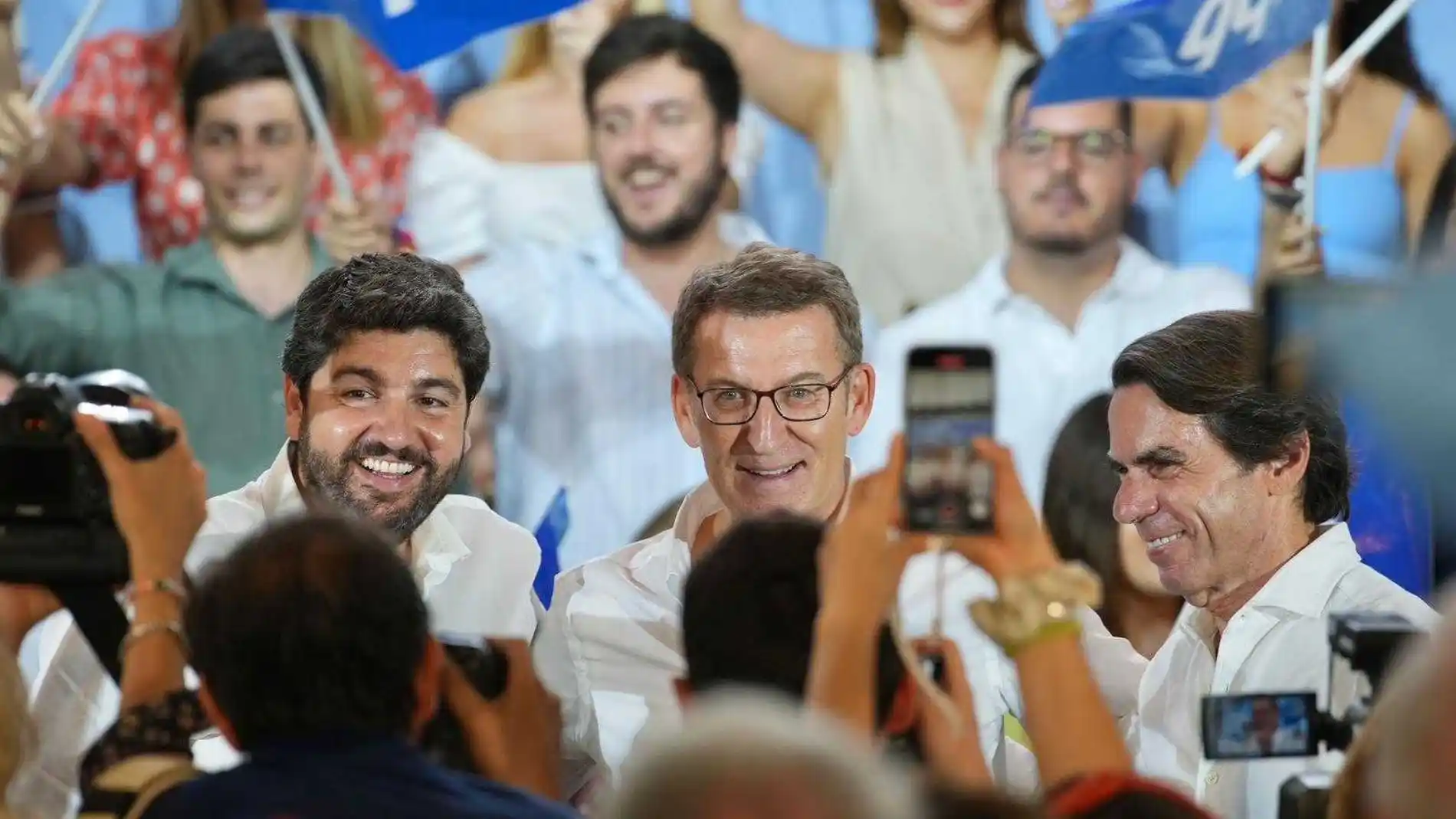 Feijóo junto a López Miras y Aznar durante un mitin en Murcia
