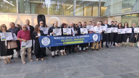 Concentración de protesta de los letrados del turno de oficio en los juzgados de Ciudad Real