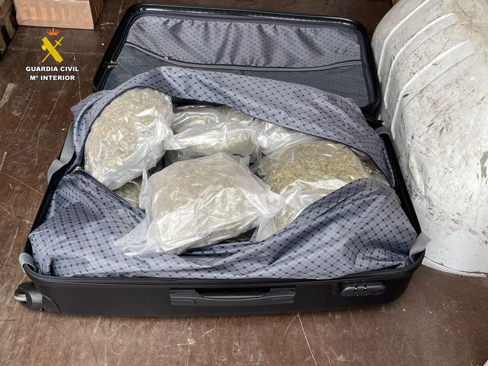 La Guardia Civil intercepta en Alfas del Pi el envío de una maleta llena de droga La Guardia Civil intercepta en Alfas del Pi el envío de una maleta llena de droga