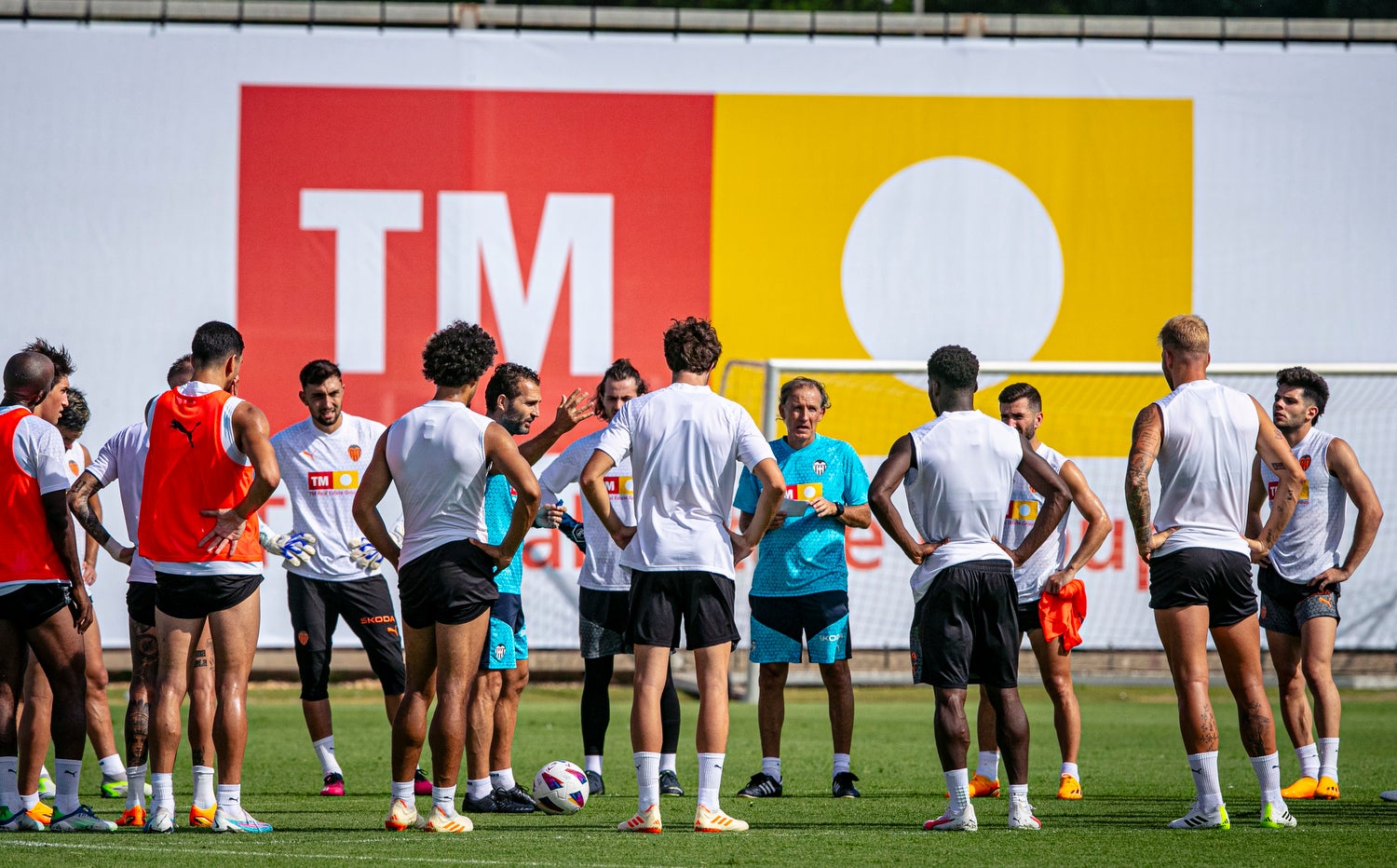 El Valencia CF vuelve al trabajo instalado en puestos europeos El Valencia CF vuelve al trabajo instalado en puestos europeos