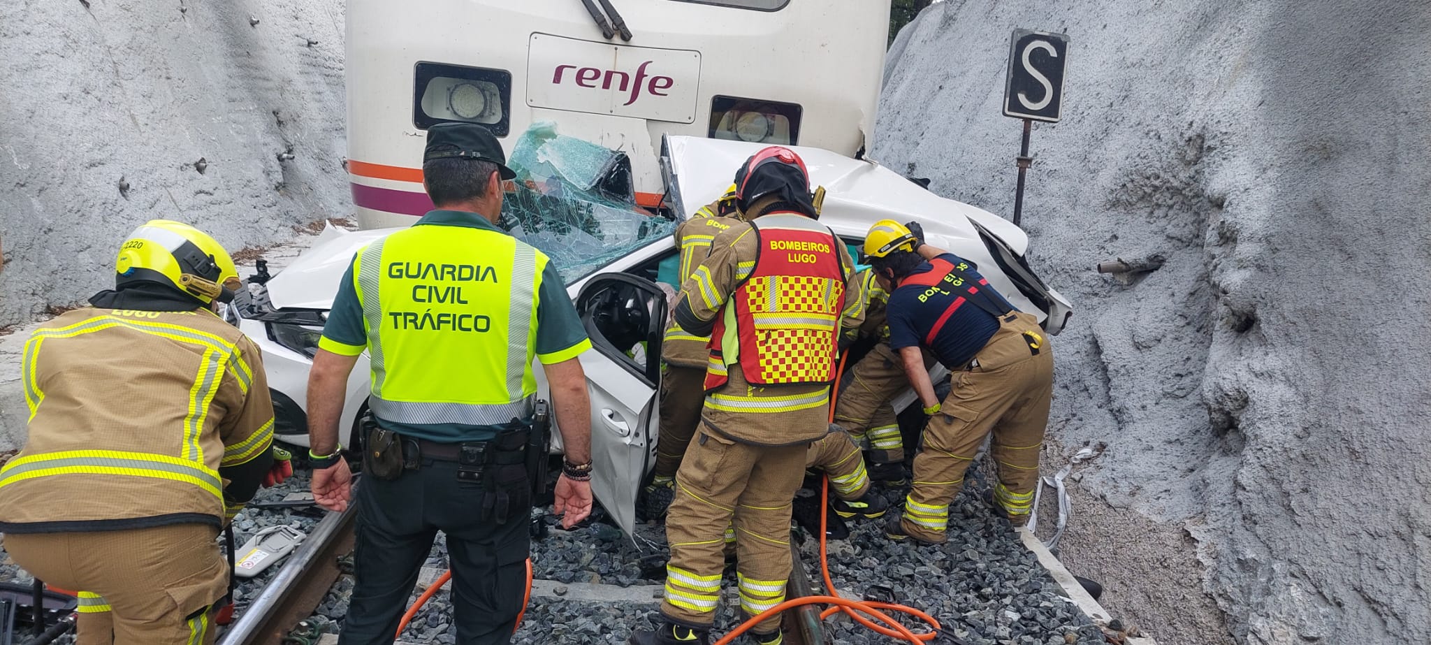 Un muerto y dos heridos graves tras arrollar un tren a un coche en Lugo Un muerto y dos heridos graves tras arrollar un tren a un coche en Lugo
